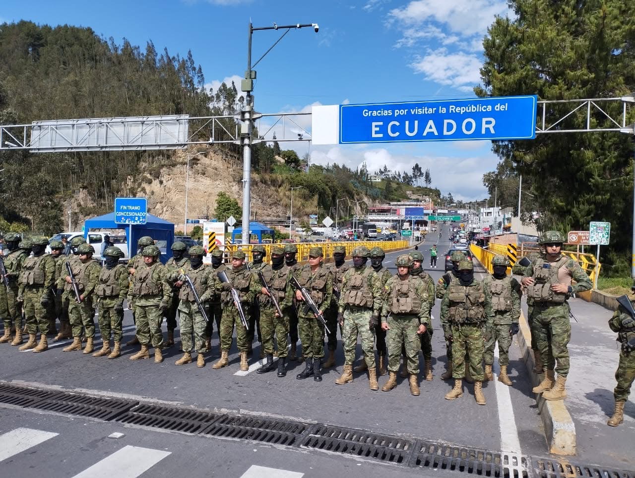 Operativo. Desde el 4 de febrero de 2025, el personal militar refuerza la custodia de pasos fronterizos, como Rumichaca.