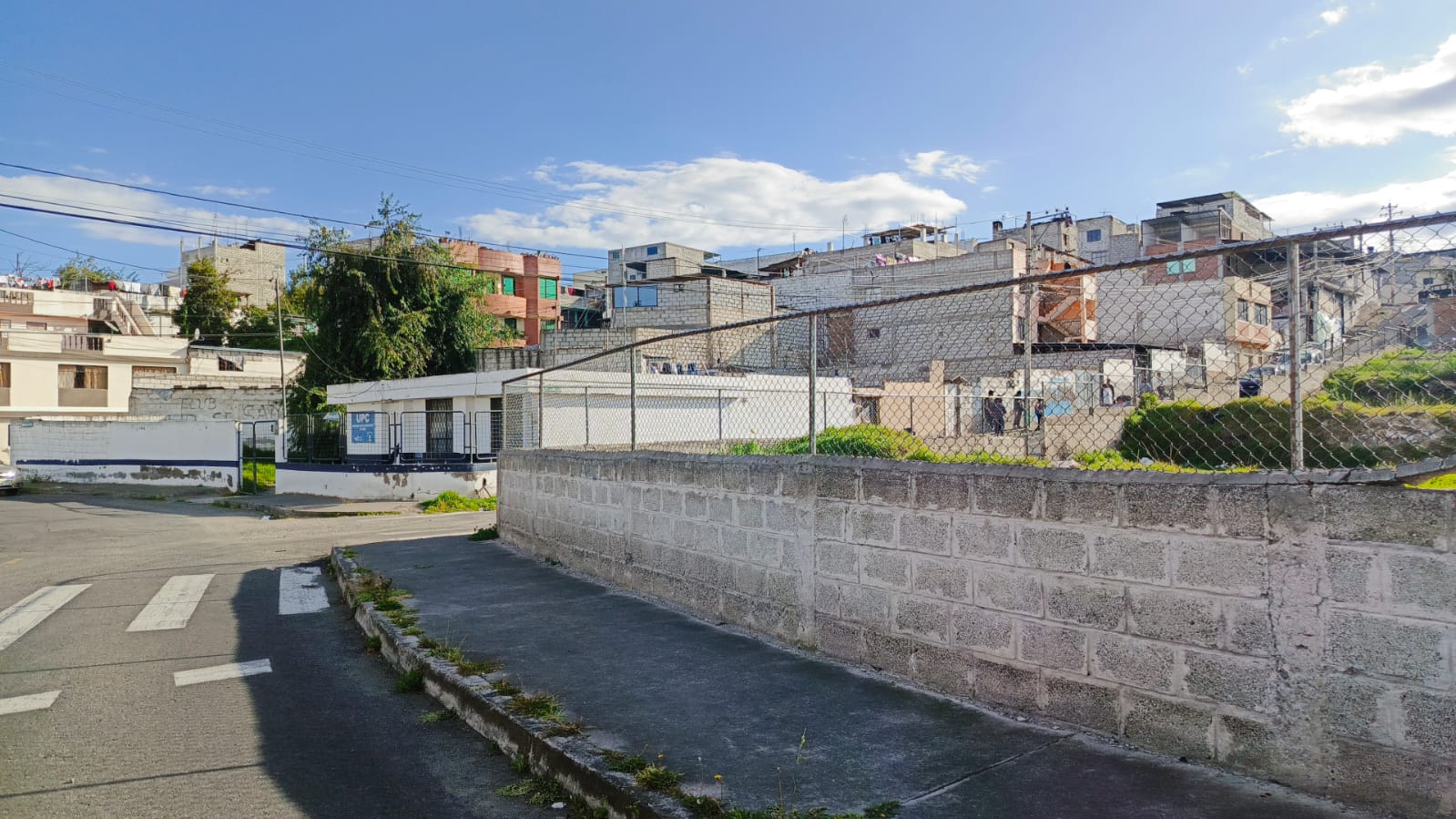 En una de las veredas de este terreno baldío un hombre fue asesinado, el espacio está frente a una UPC.