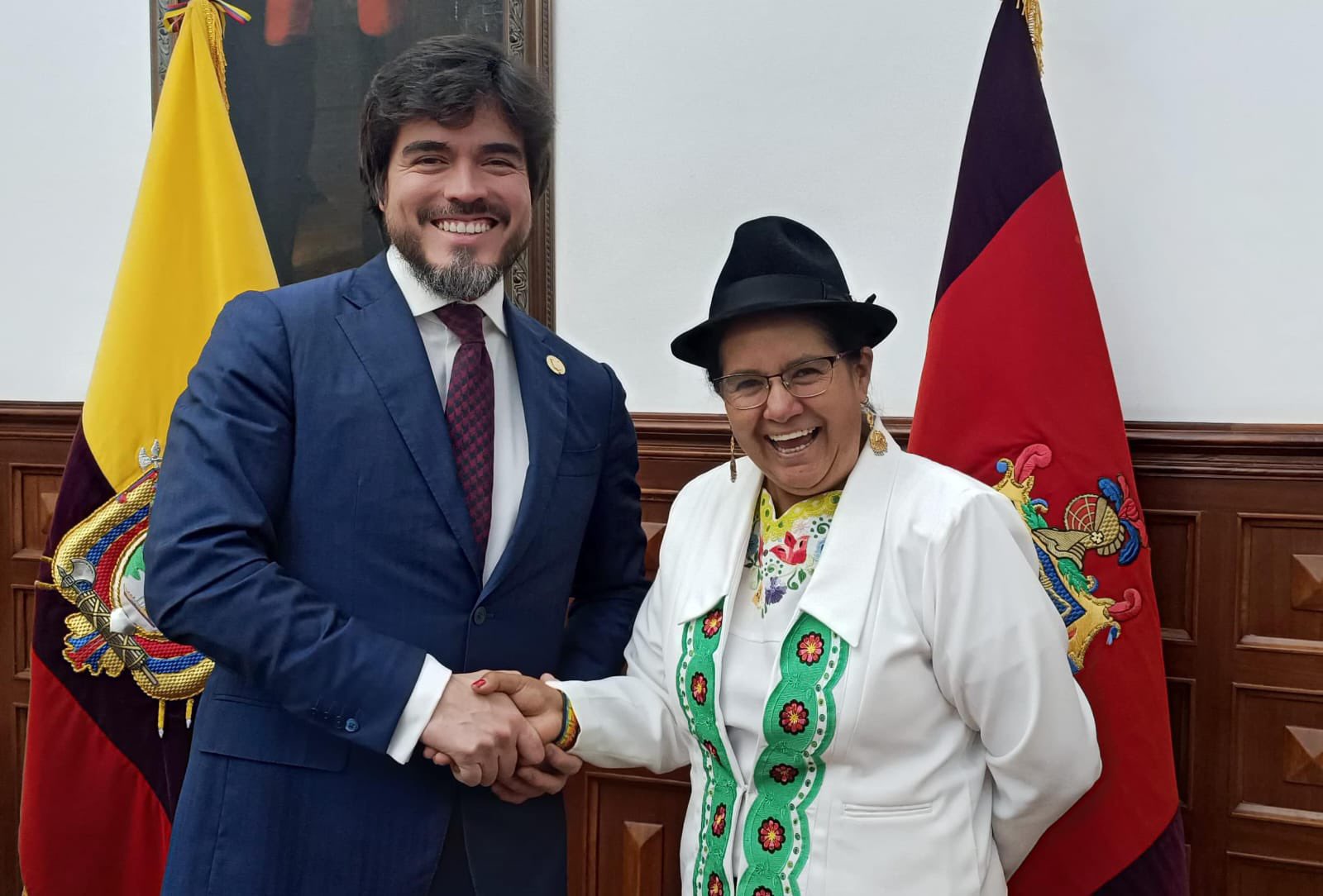 REUNIÓN. El ministro José de la Gasca tras la reunión con la prefecta de Cotopaxi, Lourdes Tibán, el 13 de febrero de 2025. (Foto: X del Ministerio de Gobierno).