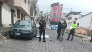 Ambato: hombre es hallado muerto en un carro