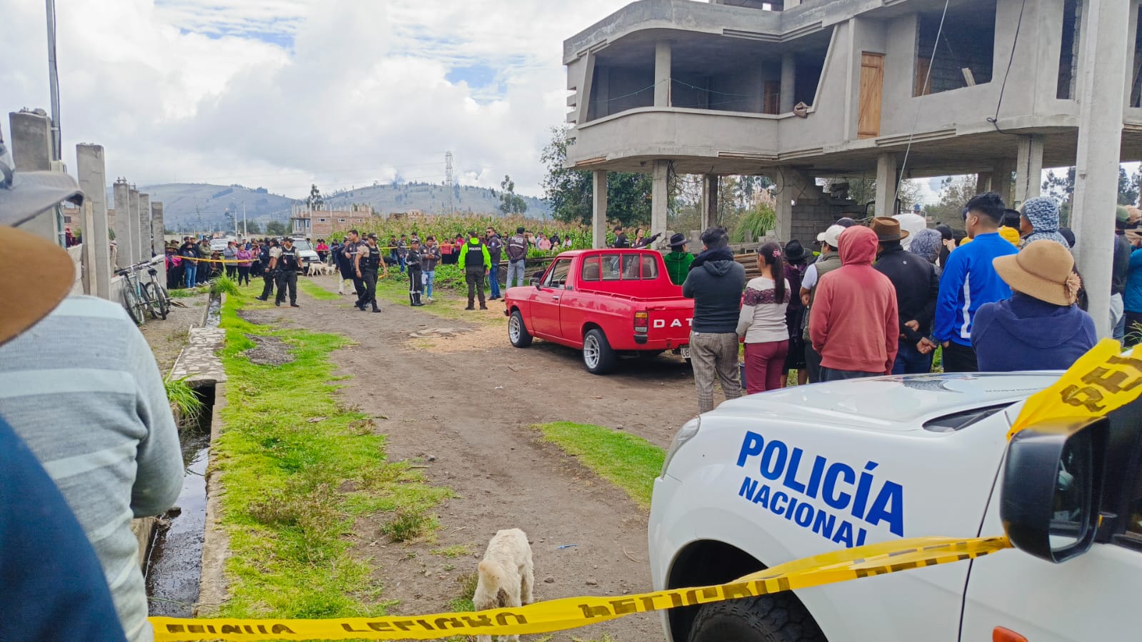 Personal de la Policía Nacional hizo el levantamiento del cadáver del occiso en el sector de Rumiñahui Grande de Salasaca.