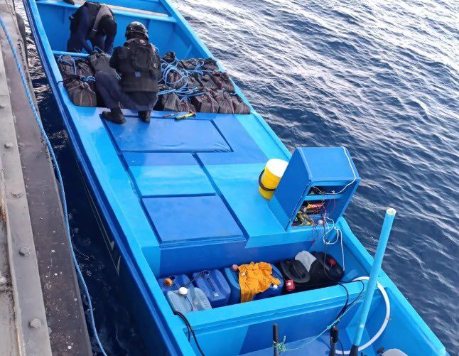 DROGA. En total, se halló 77 bultos que las autoridades presumen se trataría de sustancias ilícitas. (Foto: X Ministerio de Defensa).