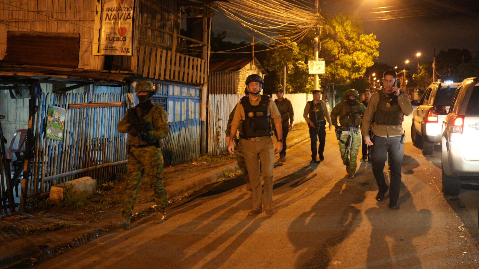 OPERATIVOS. El ministro de Defensa, Gian Carlo Loffreedo, durante un operativo en Manabí. (Foto: Ministerio de Defensa).