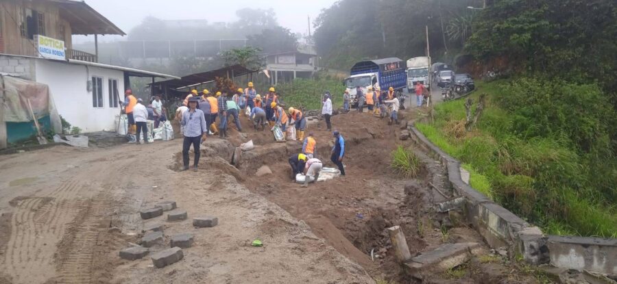 Problema. Seis días antes de las últimas lluvias de febrero de 2025, con una minga se intentó componer parte del tramo dañado, que actualmente está destruído.