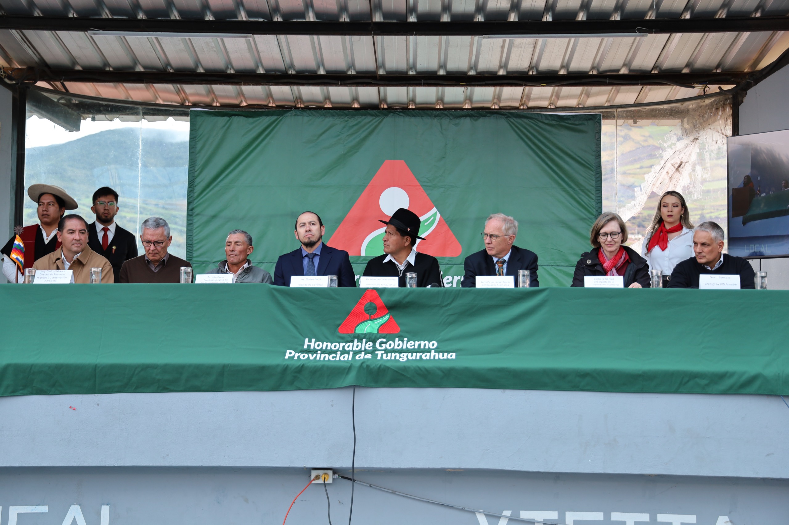 LABOR. El alcalde de Cevallos, Carlos Soria y Manuel Caizabanda, prefecto de Tungurahua.