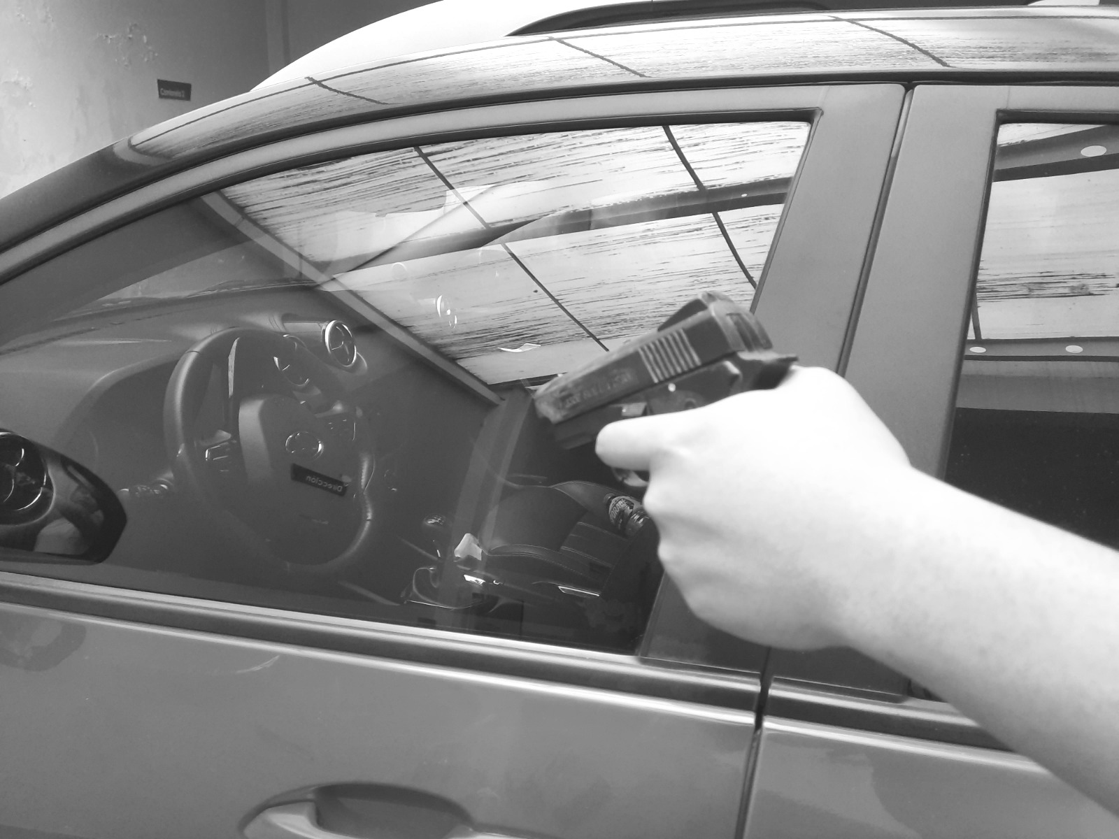 Los delincuentes a mano armada amedrentaron a su víctima con arma en mano para robarle el carro y el dinero en efectivo.
