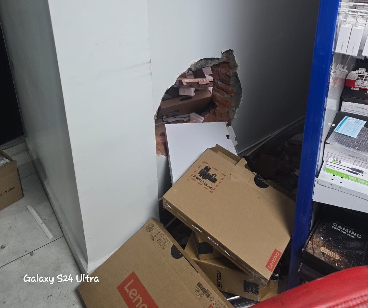 Los maleantes hicieron un hueco en una de las paredes del local de tecnologías para entrar a robar.