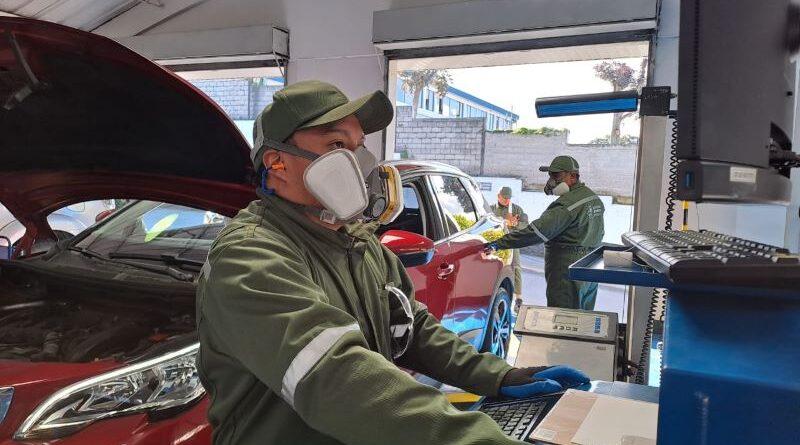 REVISIÓN. El municipio de Quito simplificó el trámite para también obtener Permiso Anual de Circulación. (Foto: Quito Informa).