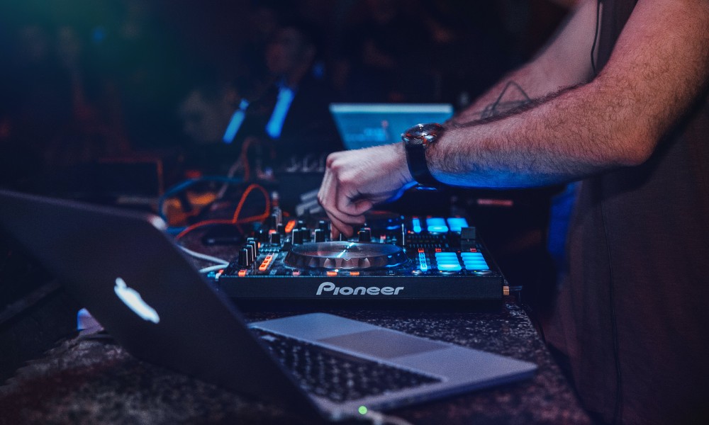 Varios djs del país y locales participarán del evento.