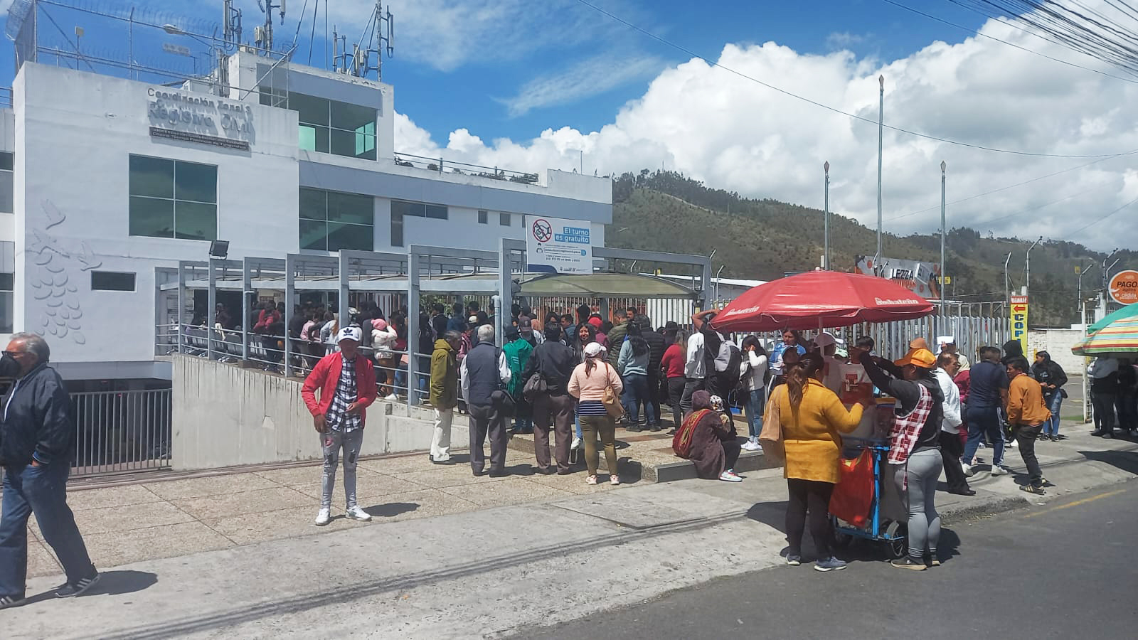 Usuarios deben hacer fila por más de cuatro horas para tratar de conseguir un turno.