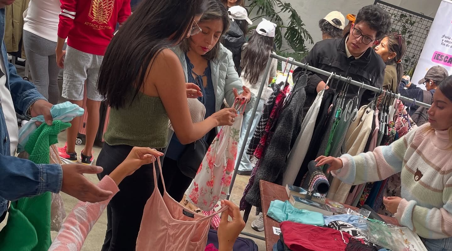 MODA. Las ferias de compra y venta de ropa de segunda mano son cada vez más populares en Quito. Foto: La Pulga Picosa.