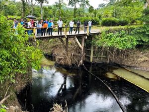Familias afectadas por derrame buscan ayuda médica