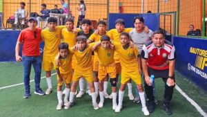 Egresados del Calazacón se reúnen en la cancha