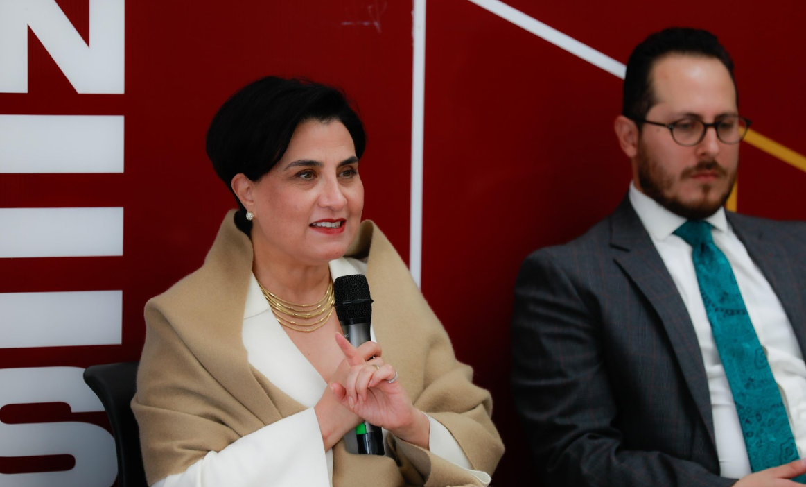 Gabriela Sommerfeld, canciller de Ecuador, y Santiago Carranco, docente de la UIDE, durante el diálogo sobre política exterior del 20 de marzo de 2025. (Foto: Cancillería de Ecuador).