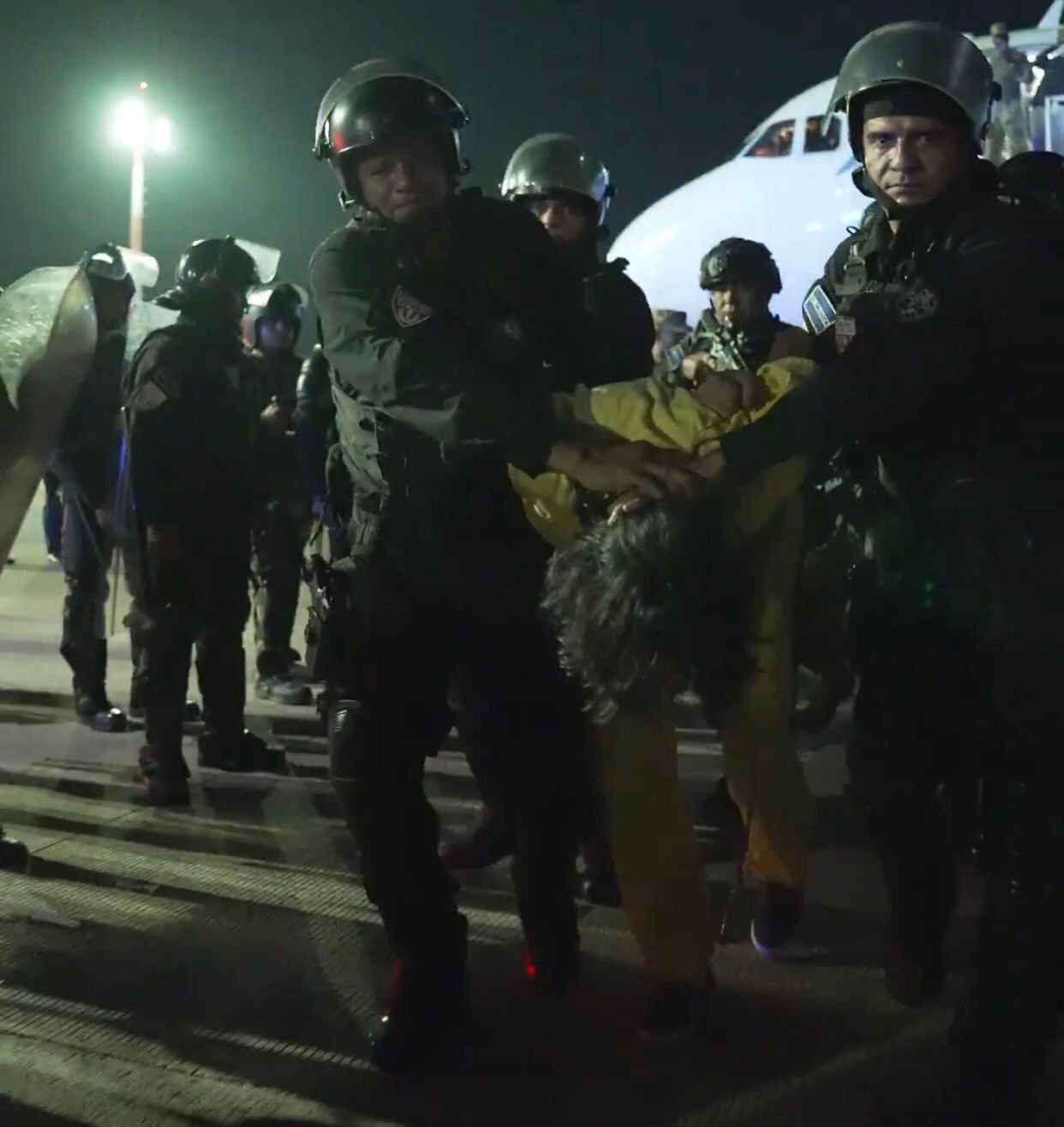 Trámite. El arribo de los deportados de EE.UU. a El Salvador se dio la noche del 15 de marzo de 2025. (Foto: Captura de video)