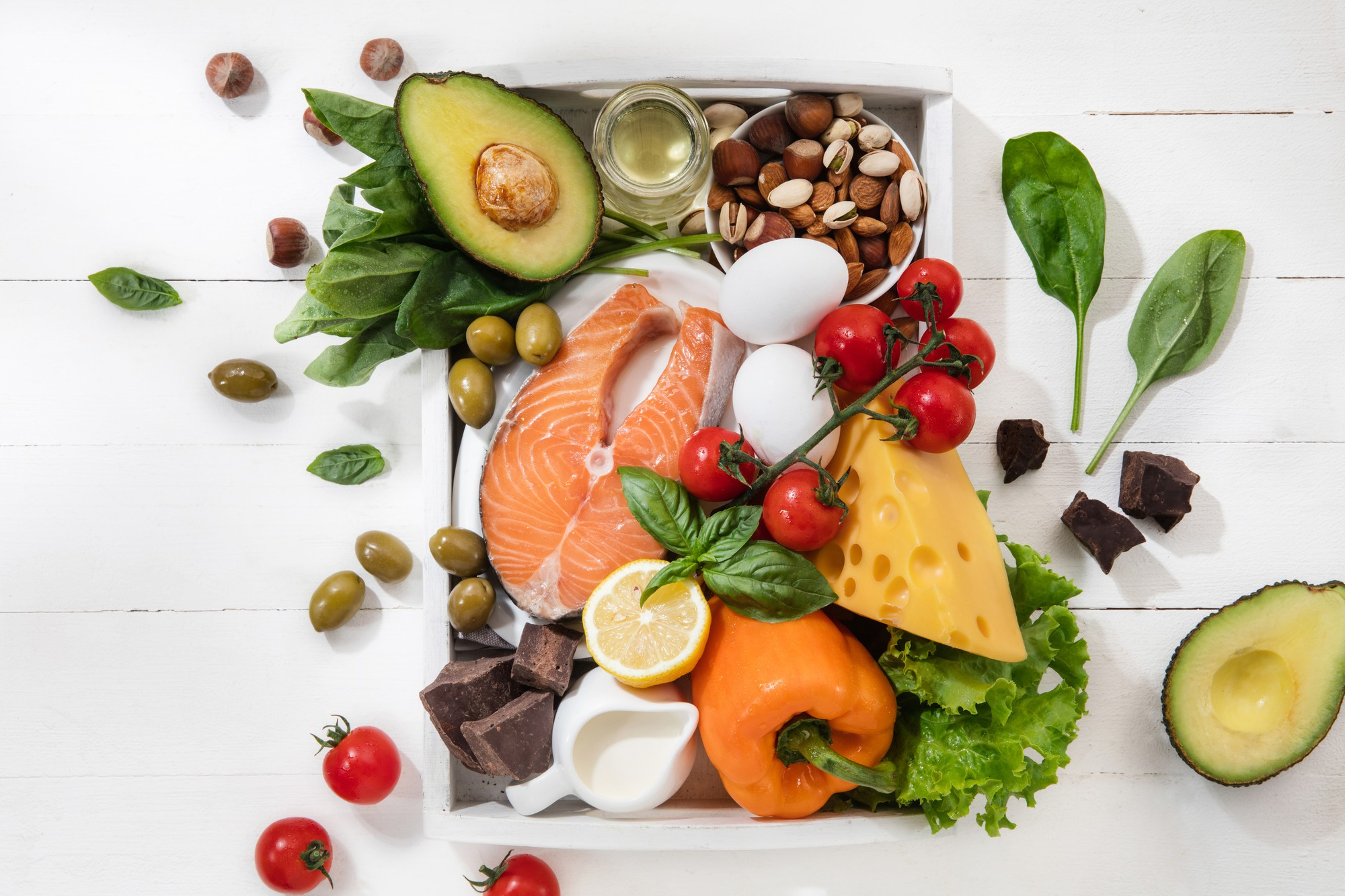 La dieta mediterránea está compuesta por frutas, verduras, legumbres, cereales integrales, frutos secos y aceite de oliva.