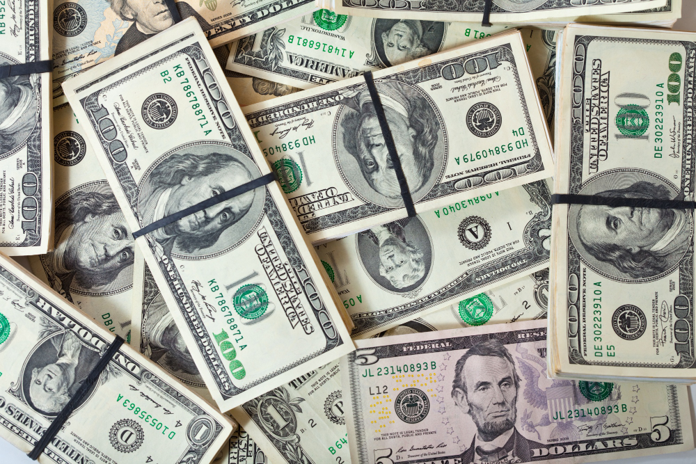 DÓLAR. La moneda oficial de Ecuador es el dólar estadounidense, así lo ratificó el actual presidente Daniel Noboa. (Foto: Freepik).