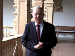 El Supremo de Colombia ordena suspender temporalmente el juicio contra el expresidente Álvaro Uribe