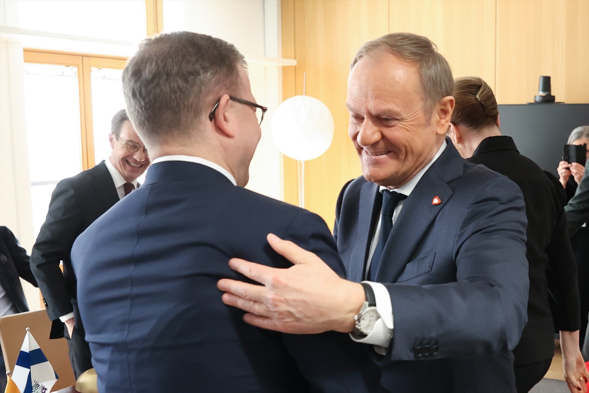 POLÍTICA. El primer ministro de Polonia, Donald Tusk, saluda a su homólogo finlandés, Petreri Orpo.EUROPA PRESS