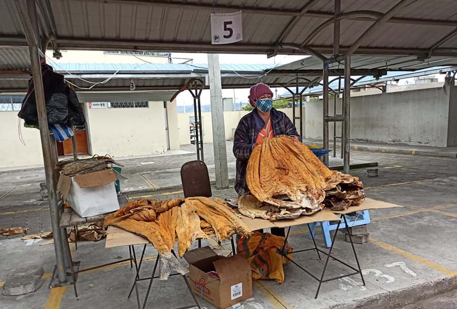 Esta feria de Semana Santa se realiza año tras año en el mercado América de Ambato.