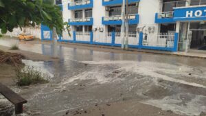 Fuerte oleaje en Atacames deja daños en infraestructura turística