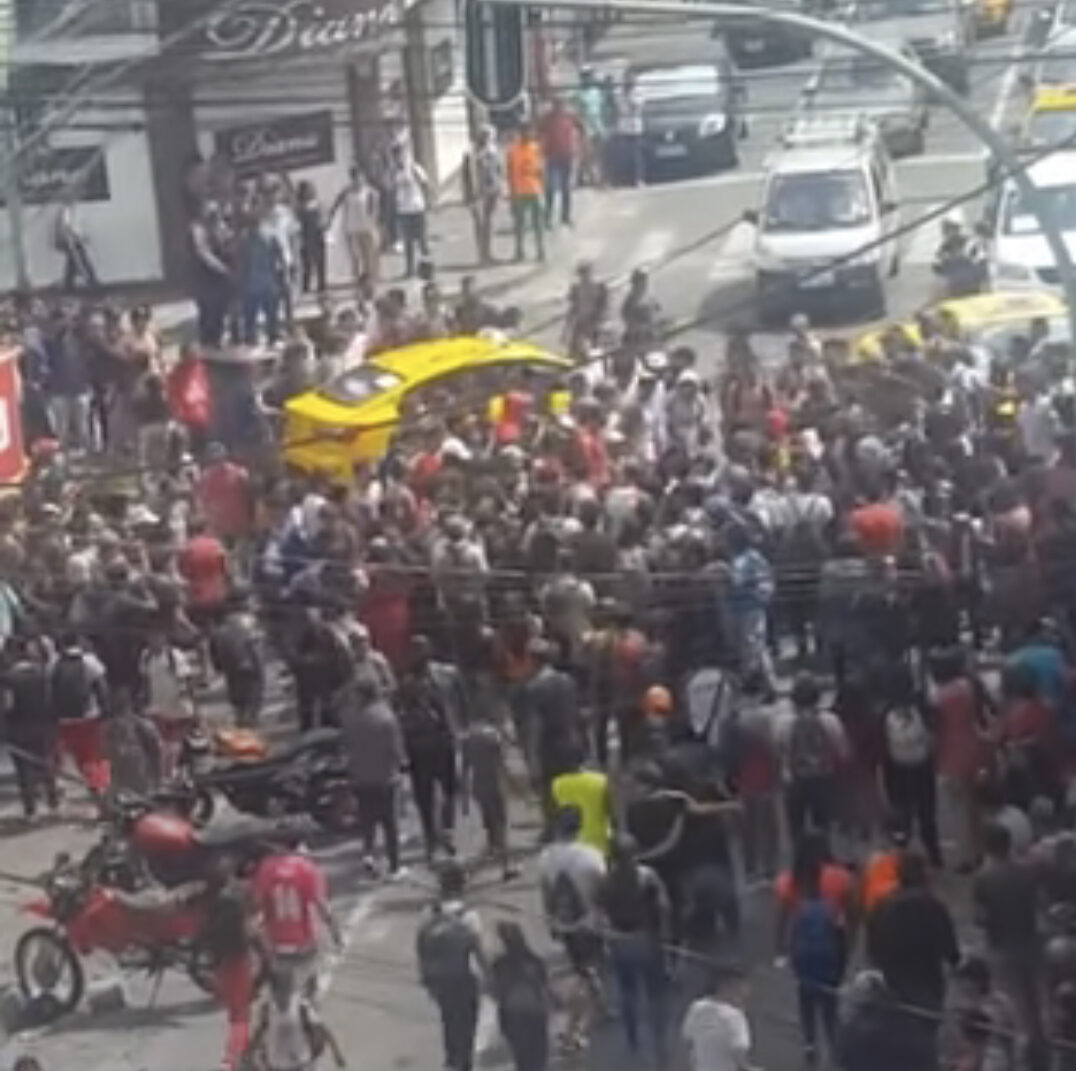 Agresiones. Varios videos muestran la escalada de violencia que se vivió el 28 de febrero de 2025 en Ibarra.