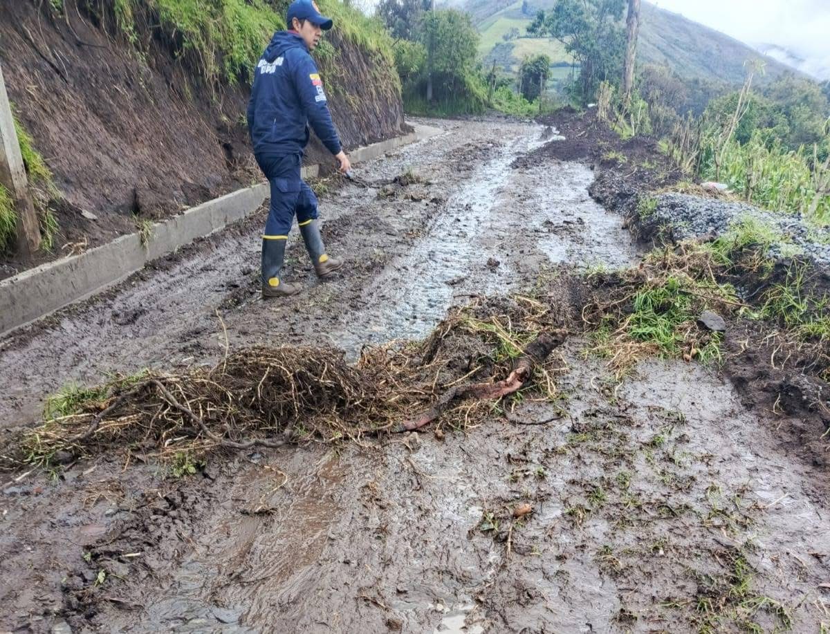 Daños. Tras las últimas lluvias en Espejo se pudo constatar deslaves y afectaciones en las vías.