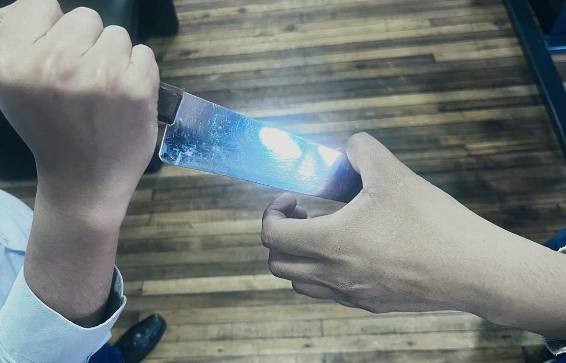 El hijo de la dueña del pequeño negocio resultó con varias heridas en su mano por evitar el robo.