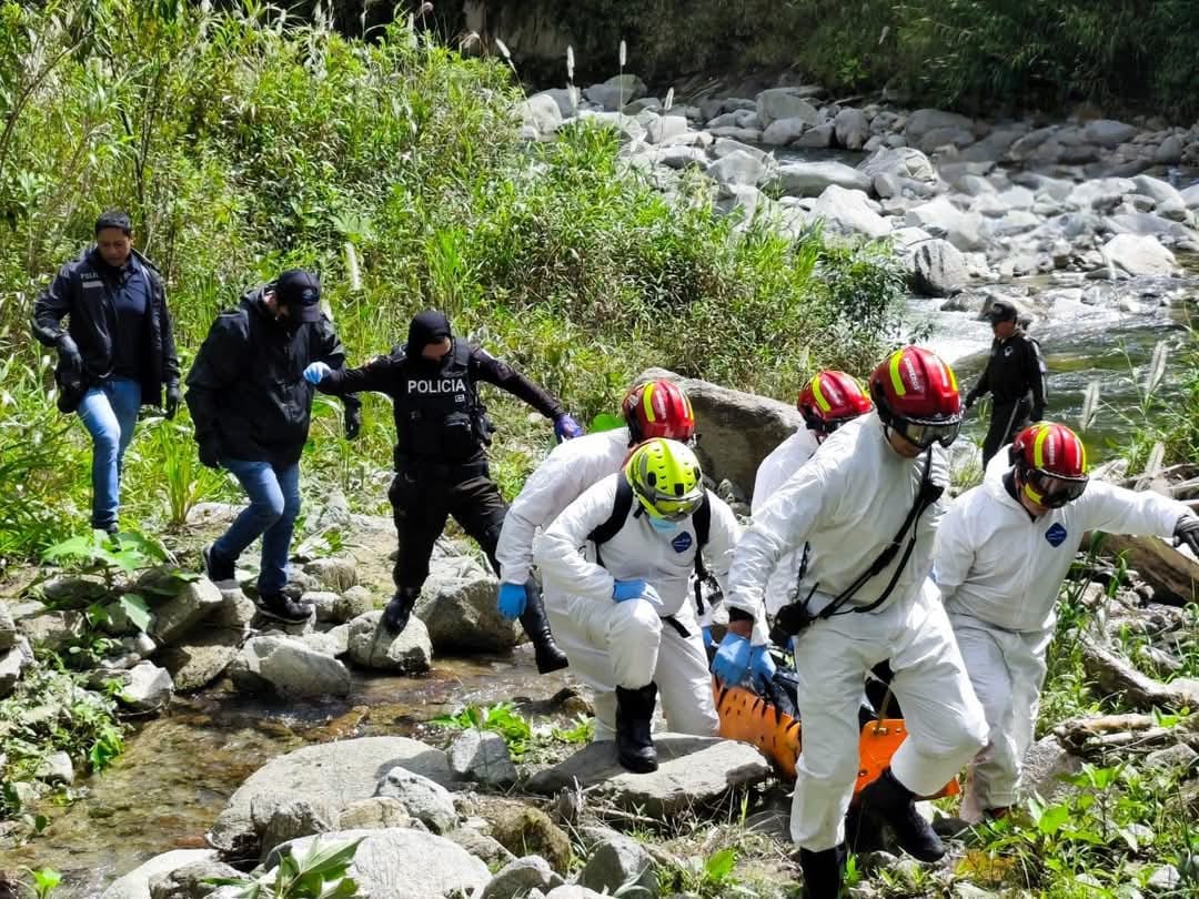 Personal del Cuerpo de Bombero de Baños realizó el rescate del cuerpo. (Foto: Bomberos Baños)