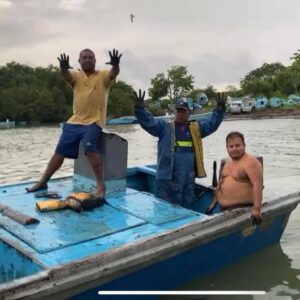 Gobierno y pescadores buscan soluciones tras derrame de crudo