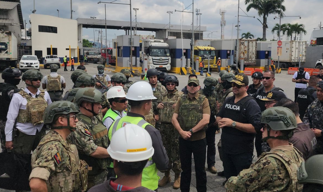 Bloque de Seguridad (policías y militares) en su recorrido por las zonas portuarias en Guayaquil, el 16 de marzo de 2025. (Foto: X Ministerio de Defensa).
