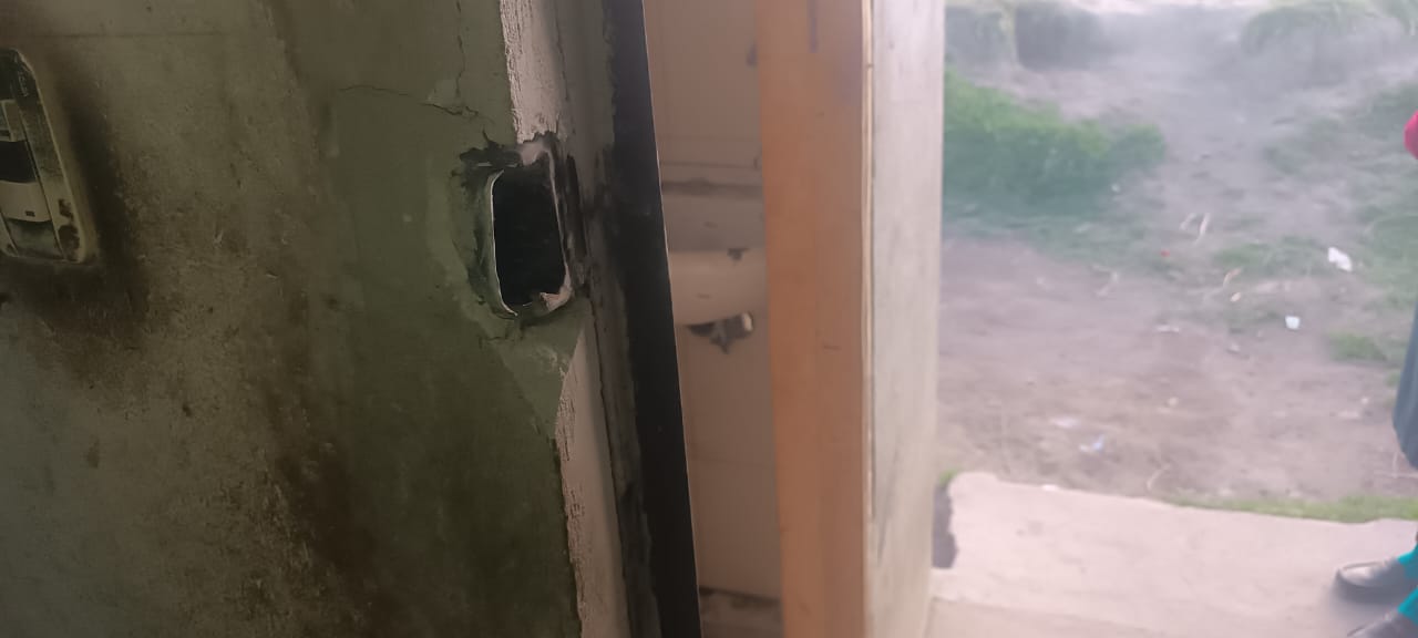 Los delincuentes forzaron las seguridades de la casa para entrar a robar.
