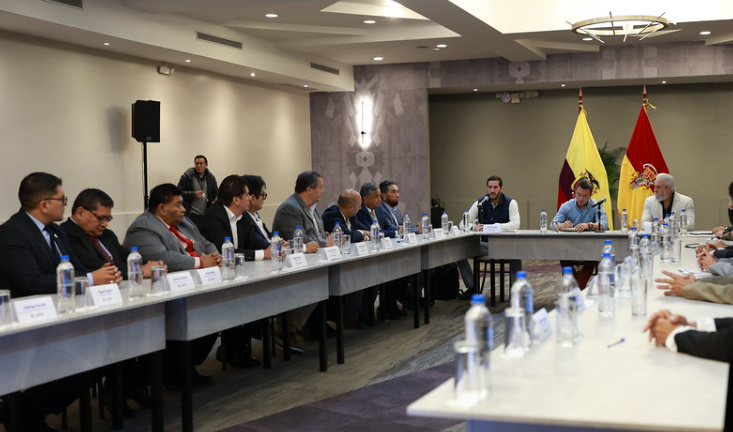 El presidente de la República, Daniel Noboa, mantuvo un encuentro con representantes del sector de transportistas del Ecuador en Azuay este 18 de marzo de 2025. (Foto: Presidencia de Ecuador).
