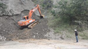 Realiza trabajos de terraceo en la vía Loja – Malacatos