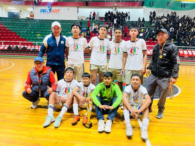 La Unidad Educativa Sarmiento se llevó el primer lugar del Intercolegial de Fútbol Sala Masculino 2025.