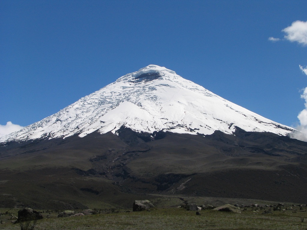 El Cotopaxi está ubicado a una distancia de 35 km al noreste de Latacunga.