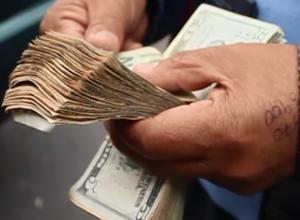 El peso colombiano pierde valor frente al dólar por los aranceles de EE.UU.