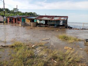 Oleaje afecta a comunidades costeras del cantón Eloy Alfaro