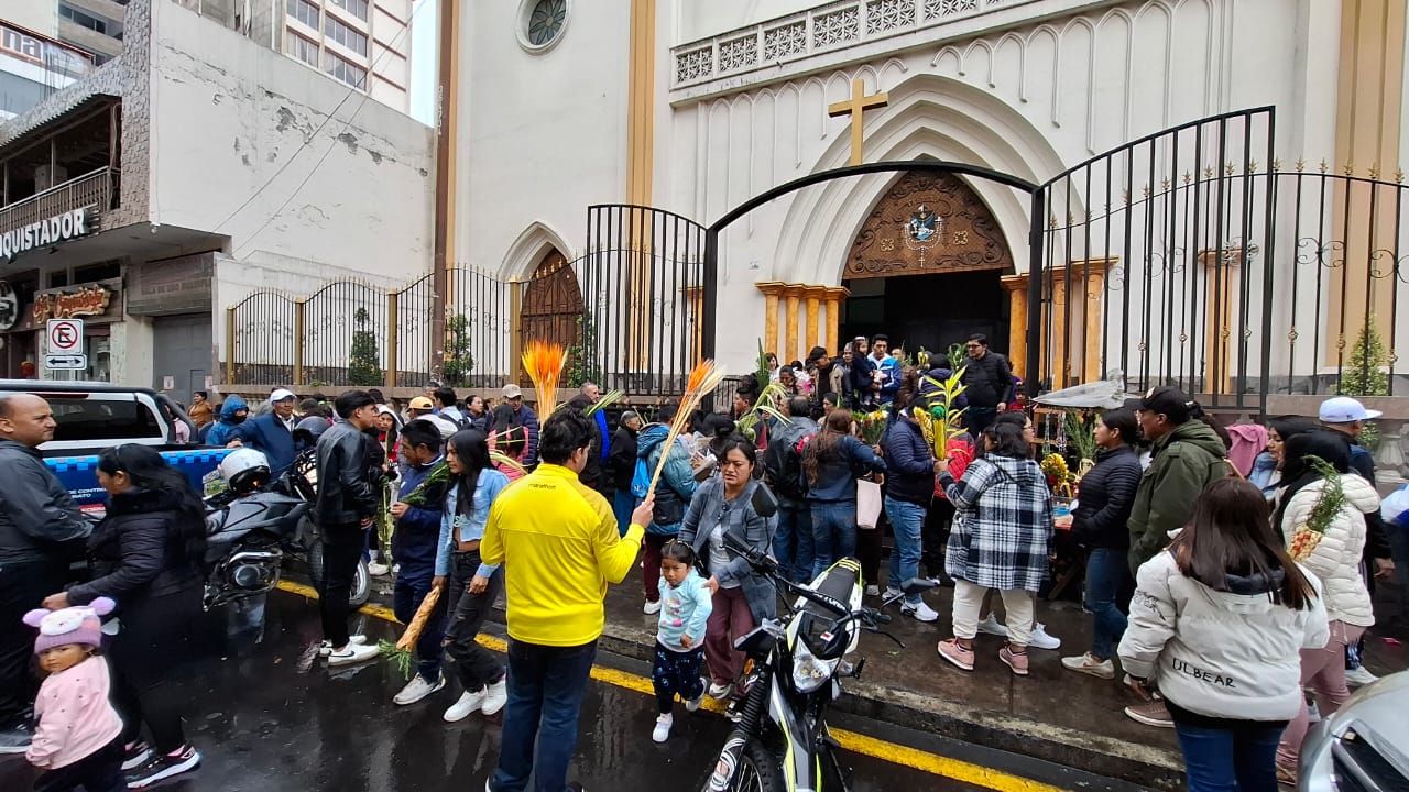 Miles de personas acudieron a misa en Ambato antes de sufragar este domingo.