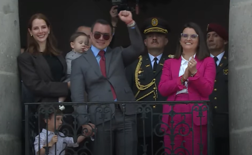 Daniel Noboa, presidente reelecto, su familia, y su vicepresidenta electa, María José Pinto, desde el Palacio de Carondelet el 15 de abril de 2025. (Foto: Captura de video Presidencia de Ecuador).