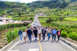 Vía Inapi – Valle Hermoso en Pelileo es entregada por el Gobierno Provincial