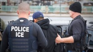 Trump tiene luz verde temporal para deportar a ‘enemigos extranjeros’