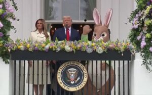 Trump carga contra el Supremo por suspender expulsiones de migrantes