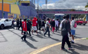 Hinchas de barra organizada de Técnico Universitario amenazan a periodista de La Hora