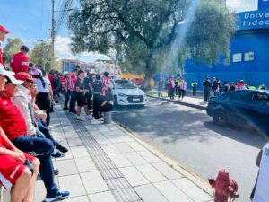 Hinchas molestos de Técnico Universitario exigen resultados