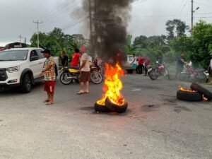 Comunidad de Chura cierra vía E-20 por falta de mantenimiento