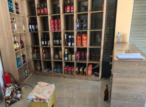Delincuentes se llevan 85 botellas de una licorera en Ambato