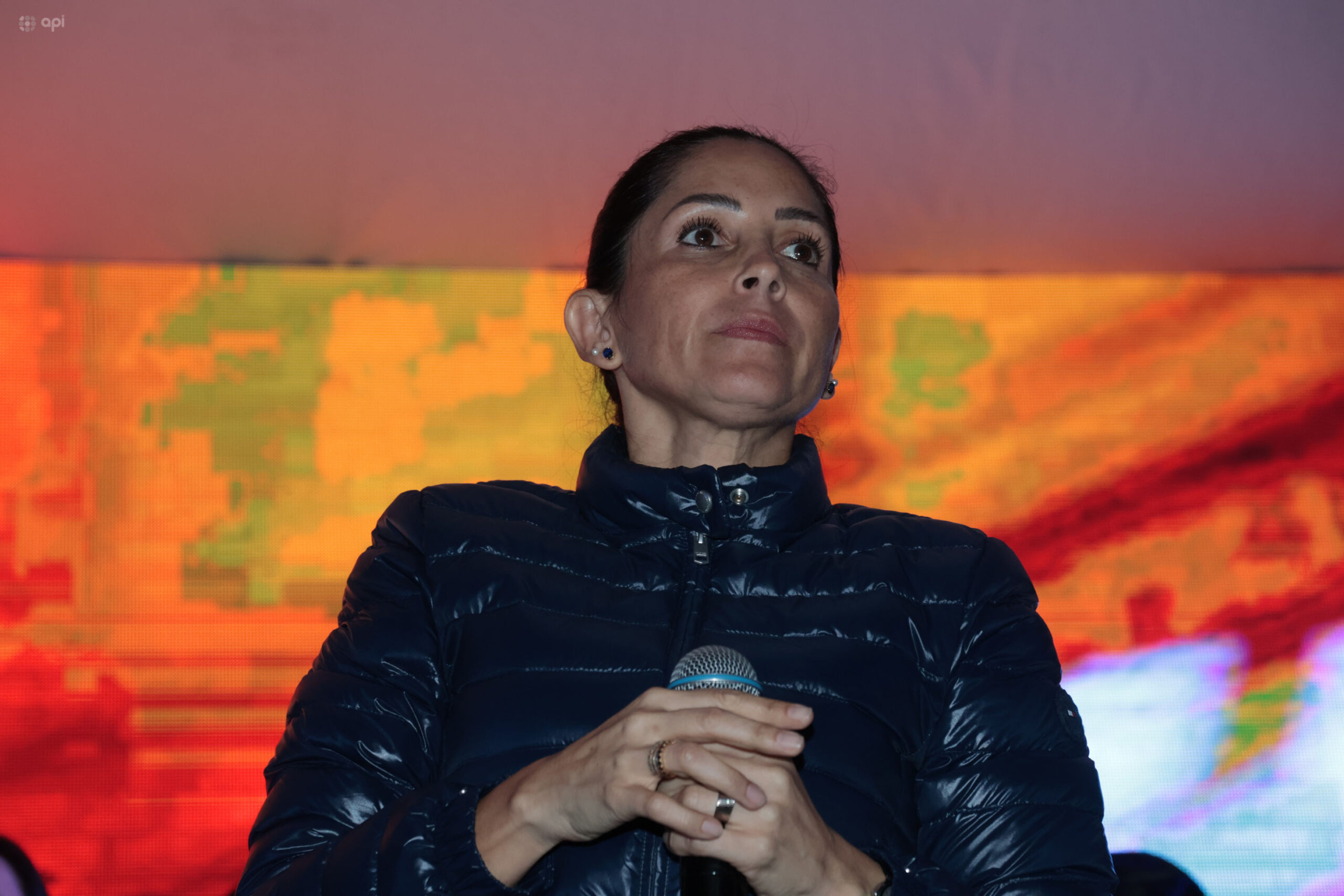 Luisa González, candidata del correísmo, durante la noche del 13 de abril cuando no reconoció los resultados electorales del CNE. (Foto: API).