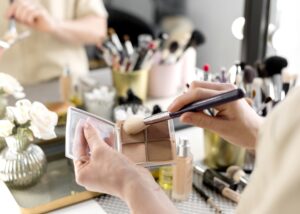 Aprende sobre peinado, maquillaje y derechos en un taller del Ccpda