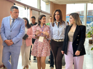Ministra de Educación ofrece 129 computadoras para Loja